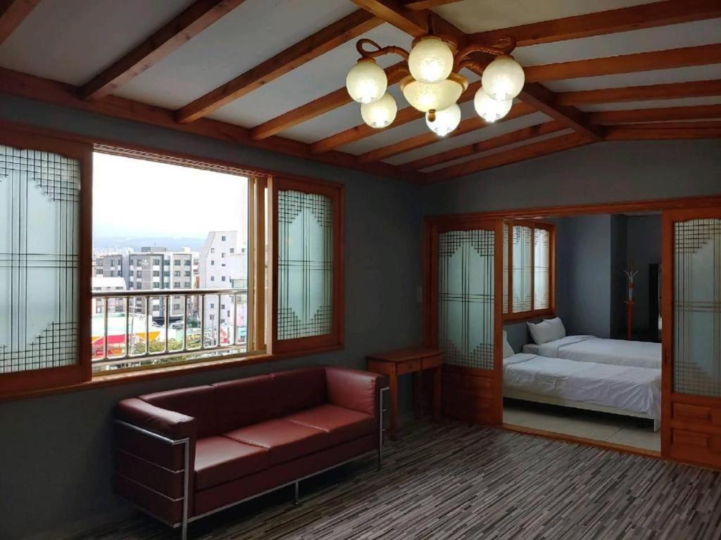 Emerald Ace Hotel Jeju Exterior photo