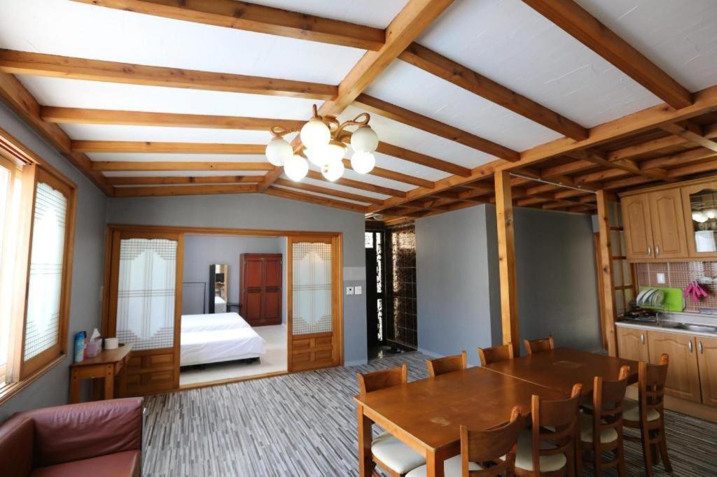 Emerald Ace Hotel Jeju Exterior photo