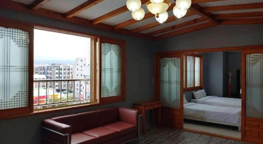 Emerald Ace Hotel Jeju Exterior photo