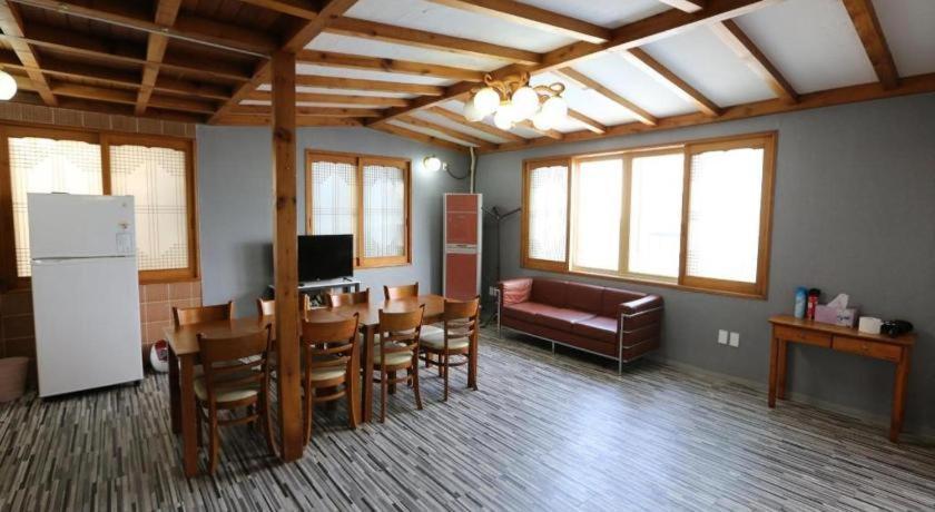Emerald Ace Hotel Jeju Exterior photo
