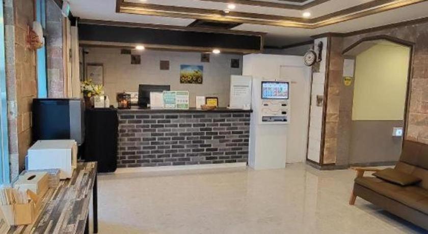Emerald Ace Hotel Jeju Exterior photo