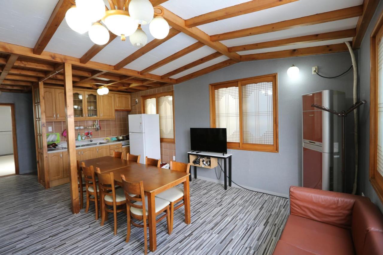 Emerald Ace Hotel Jeju Exterior photo